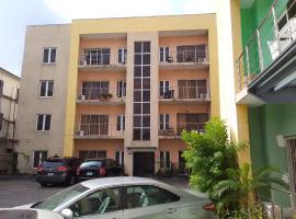 St Theresers apartment with swimming pool，位于拉各斯Lekki Phase 1的酒店