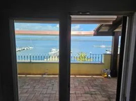 una terrazza sul mare