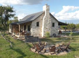 The Outpost - Secluded, pet friendly cabin with amazing views, hot tub, fireplace and near Enchanted Rock!，位于弗雷德里克斯堡的酒店