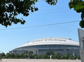 Lovely 2-bedroom condo next to AT&T Stadium，位于阿林顿的酒店