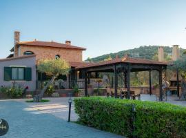 Luxury House with huge garden - Near "Mavra Volia" Beach，位于Emporeios的酒店