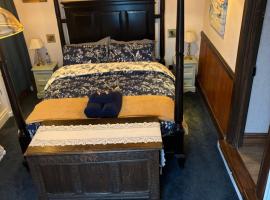 Captain's Nook, Luxurious Victorian Apartment with Four Poster Bed and Private Parking only 8 minutes walk to the Historic Harbour，位于布里克瑟姆的公寓