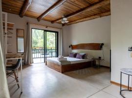 Believe Surf & Yoga Lodge Santa Teresa，位于圣塔特蕾莎海滩的酒店