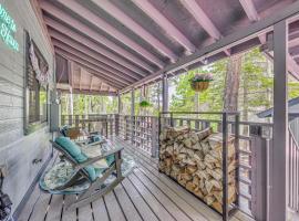 Quaint Cloudcroft Cabin w/ Stunning Forest Views!，位于克劳德克罗夫特的酒店