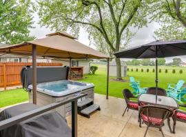 Port Clinton Home Hot Tub, Steps to Portage River，位于克林顿港的酒店