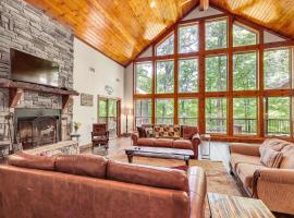 Cabin on 23 Acres with Creek Access in Broken Bow，位于斯蒂芬斯穴窟的酒店