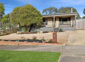 The Beach Hut - BYO Linen，位于安吉西的酒店