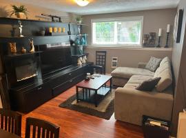 Cozy and modern 3 bedroom in central location!，位于维多利亚Cordova Bay Golf Course附近的酒店