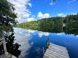 Cozy Riverfront Cottage with dock close to Lake George，位于Corinth的酒店