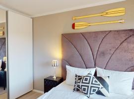 Das Solaris 9 Luxury Beach Apartment mit Balkon und moderner Ausstattung，位于格洛米茨的酒店