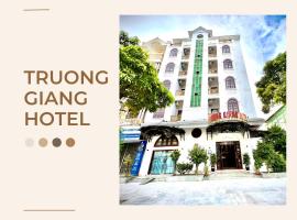 TRƯỜNG GIANG HOTEL Móng Cái，位于Móng Cái的酒店