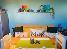 Colorful,newly renovated artistic apartment in the port of Gavrio，位于加夫里翁的酒店