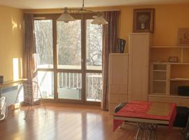 T3 77 m2 calme+parking proche Paris & métro，位于旺夫的酒店