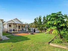 Deckside Delight - Seaside Queenslander for Families，位于赫维湾的酒店