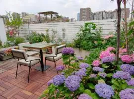 koko's garden and cats --4mins walk from jingjusi metro st ation, English-speaking service