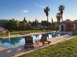 "MAS TRAMONTANE "chambres d'hôtes et studio avec piscine dans parc arboré，位于泰河畔伊尔的酒店