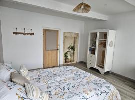 grande chambre confort les arcades，位于Saint-Clar的酒店