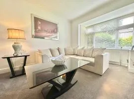 Long Term Comfort - Modern 3BR Retreat with Free Parking & WiFi