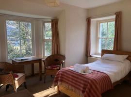 Trigonos - Peaceful Lakeside B&B and Retreat in Eryri National Park，位于卡纳芬的酒店