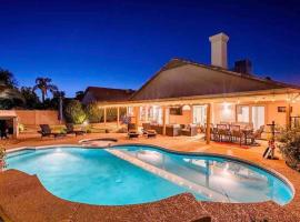 Luxury Scottsdale Retreat Heated Pool and Mini Golf，位于凤凰城的酒店