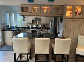 Best garden view and Ocean view and sounds-hot tub-bbq-sleeps 6，位于Shelter Cove的酒店