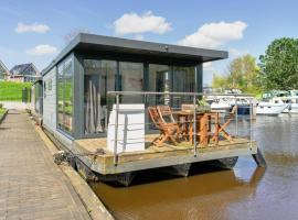 Family Oasis: Houseboat near Giethoorn，位于兹瓦茨勒伊斯的船屋