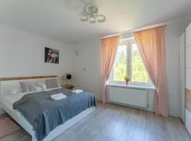 Apartament ZielonoMi - osobna kuchnia, miejsce na samochód - by SpaceApart