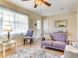 Pace Family Home 1 Mi to Beach and Park!，位于Pace的酒店