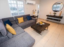 Luxury Retreat with Private Jacuzzi and Mountain Views FREE Parking