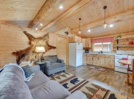 Charming Soldotna Cabin Near Kenai River Fishing!，位于索尔多特纳的酒店