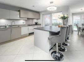 Luxury Durham Home in DH1, Free Parking, No Fees，位于杜伦的酒店