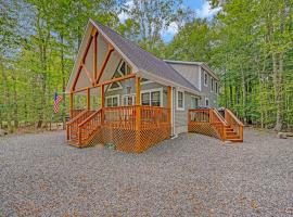 Pocono Lake Getaway in Gated Arrowhead Community!，位于Pocono Lake的酒店