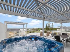 Salty Breeze - Rooftop Terrace & Jacuzzi，位于马库拉的酒店