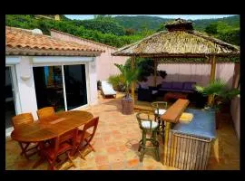 Dans Bâtisse traditionnelle appartement de la plage et terrasse Bali