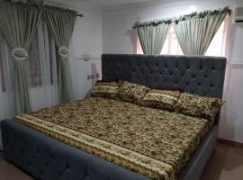 2bedroom flat at Adewole estate Next to Red Caffino，位于伊洛林的酒店