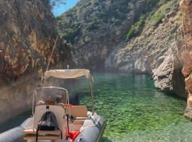 Tour di Karaburun, Isola di Sazan e Grotta di Haxhi Aliu，位于伏罗拉的酒店