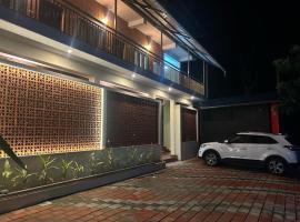 Athirappilly Inn Rooms & Suites，位于Athirappilly的酒店