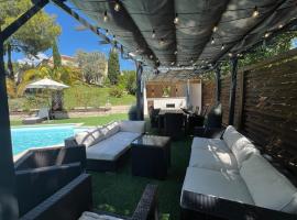 Le Mas de l'Alliance - 12 p - Air Cond - private Pool - near Grignan，位于Roussas的酒店