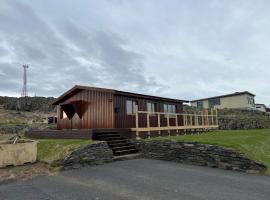 Unique Wooden Brown House，位于都皮沃古尔的乡村别墅