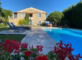 Studio avec terrasse privative et piscine，位于Grillon的酒店