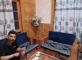 LAViSH DUPLEX，位于Bajaura的酒店
