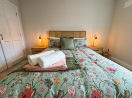 Modern, Luxurious and Super Comfy Home in Bundoran，位于班多伦的带泳池的酒店