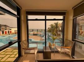 Ocean view 1 bedroom penthouse on the beach, Ikate beach resort, Lekki，位于莱基的乡村别墅