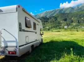 Camper motorhome Albania Tirana Rental Loreli，位于地拉那的酒店