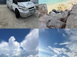 Camper motorhome Albania Tirana Rental Loreli，位于地拉那的酒店