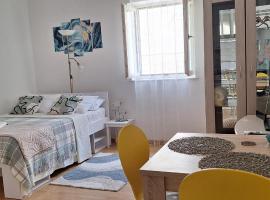 Rooms & studio OLD TOWN PAG，位于帕格的酒店