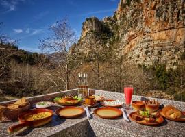 Eye Tannourine Hotel，位于Al ‘Ayn的酒店