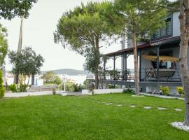 Select Cunda Guest House - Sea View with Garden 1 Bedroom Apartment at Cunda Island，位于艾瓦勒克的酒店