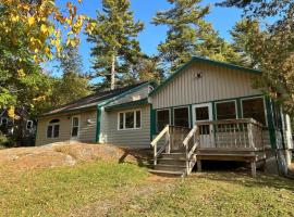 Cozy Log Home across from Phillips Lake-Four Season Fun，位于Dedham的酒店