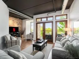 Luxurious 2BDR Loft Condo with Stunning Views in Grand Haven